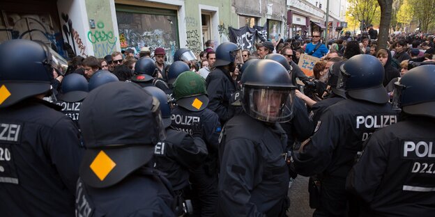 Polizisten und Demonstranten geraten bei einer Besetzung eines leerstehenden Geschäftes aneinander