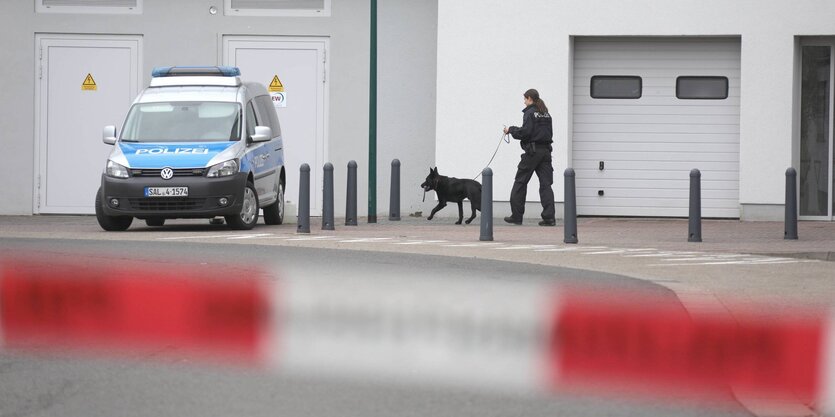 Ein Polizei-Flatterband vor einem weißen Gebäude