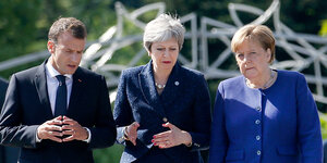 Emmanuel Macron (l-r), Präsident von Frankreich, Theresa May, Premierministerin von Großbritannien, und Bundeskanzlerin Angela Merkel (CDU) unterhalten sich.