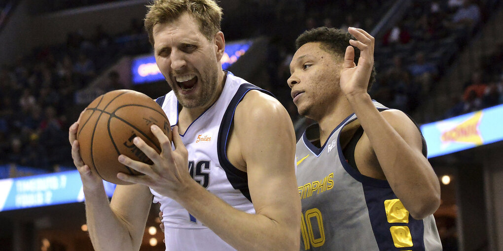 Der Basektballer Dirk Nowitzki kämpft um den Ball