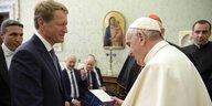 Ulrich Wilhelm übereicht Papst Franziskus ein Geschenk