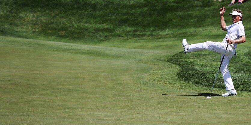 Bernhard Langer auf dem Golfplatz, er hebt das linke Bein und den rechten Arm