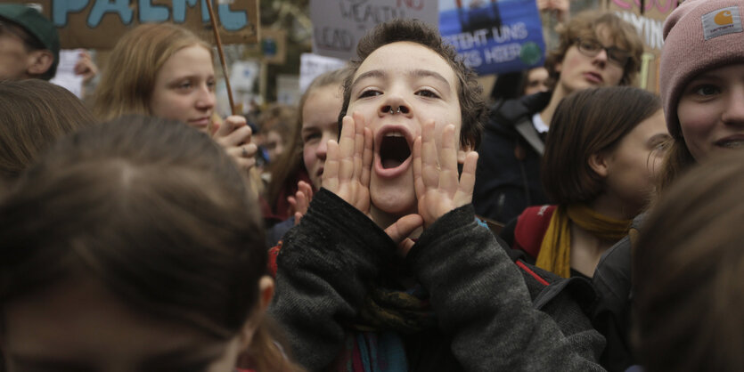 Eine Schüler ruft während der Demo «Fridays for Future» etwas