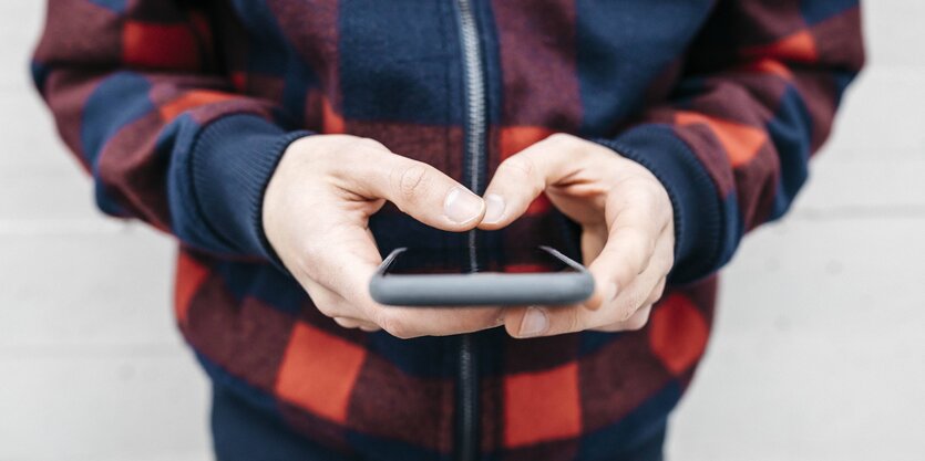 Mann mit Smartphone