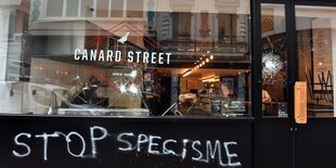 Das Restaurant Canard Street in Lille mit einem Graffito der Aktivisten