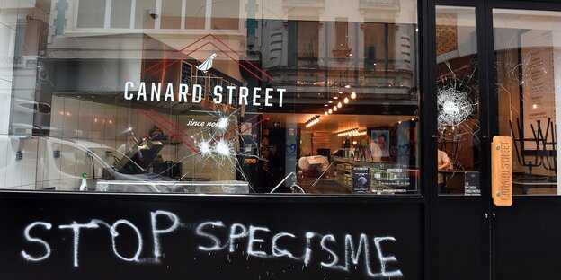 Das Restaurant Canard Street in Lille mit einem Graffito der Aktivisten