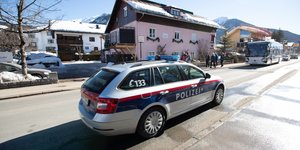 Ein Polizei-Fahrzeug vor der Villa Seefeld in Österreich, die wegen Verdachts auf Blutdoping durchsucht wurde