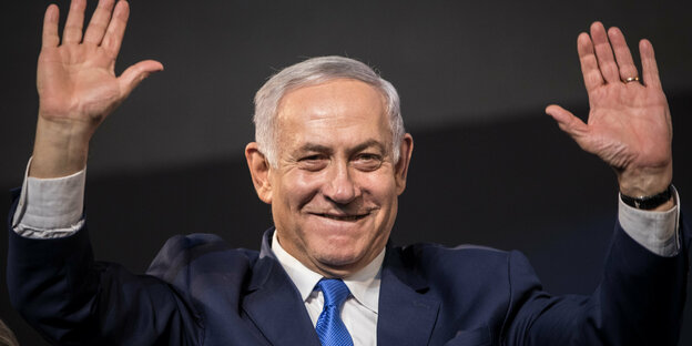 Benjamin Netanjahu mit winkt mit beiden Händen
