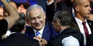 Benjamin Netanjahu steht in der Mitte einer Gruppe von Menschen