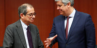 Italiens und Portugals Finanzminister Tria und Centeno stehen sich gegenüber und gucken ein bisschen unglücklich.