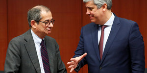 Italiens und Portugals Finanzminister Tria und Centeno stehen sich gegenüber und gucken ein bisschen unglücklich.