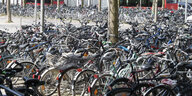 Massenhaft stehen Fahrräder an Fahrradständern am Göttinger Bahnhof.