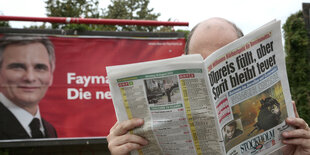 Kronenzeitung vor wahlplakat