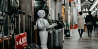 Ein Roboter auf einer Einkaufsstrasse