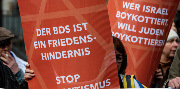 Schild mit Aufschrift: "Der BDS ist ein Friedenshindernis"