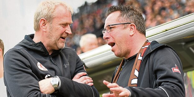 Uwe Stöver und Markus Kauczinski diskutieren lebhaft im Stadion