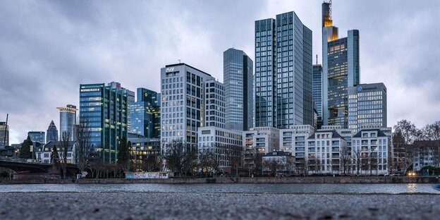 Frankfurts Skyline vor bewölktem Himmel