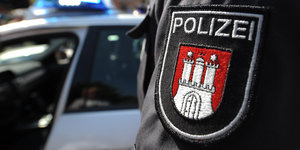 Das Wappen der Hamburger Polizei auf einer Uniform.