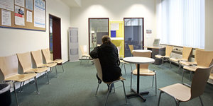 Ein einzelner Kunde wartet im Kundenzentrum der Bundesagentur für Arbeit in Hamburg auf eine Beratung.