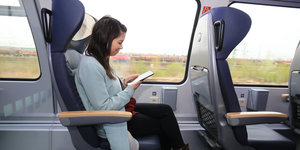 Eine _Frau mit Tablet im Zug