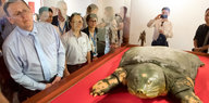 Bodo Ramelow betrachtet durch eine Glasscheibe eine ausgestopfte Schildkröte