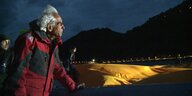 Der Künstler Christo läuft über die Installation „The Floating Piers“ auf dem Iseosee in Italien.