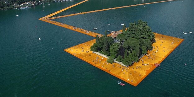 Eine Insel ist mit Stoff umrahmt Eine Insel ist mit Stoff umrahmt