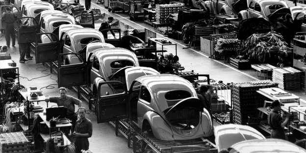 Produktionshalle von Volkswagen im Jahr 1954