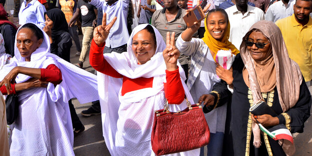 Sudanesische Frauen freuen sich