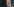 Julian Assange zeigt seinen Daumen