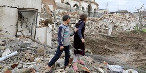 Spielende Kinder in Mossuls Ruinen