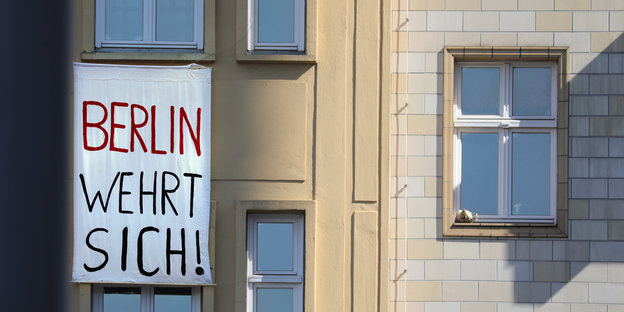 Ein Transparent mit der Aufschrift "Berlin wehrt sich" hängt am Fenster eines Gebäudes