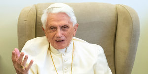 Ratzinger in weiß