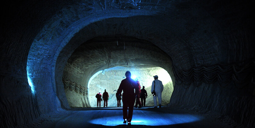 Menschen stehen in einem Bergwerk