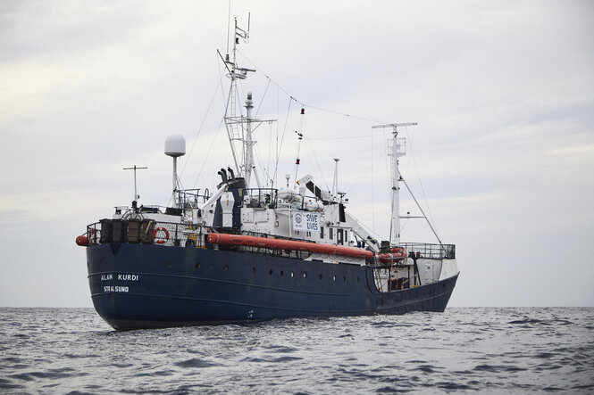 Ein schiff auf dem Mittelmeer