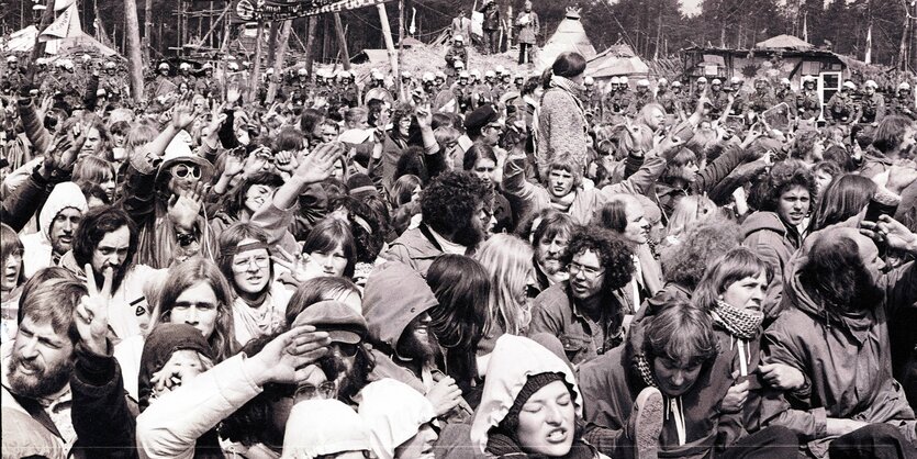 Schwarz-weiß-Foto von den Protesten gegen das Atommülllager in Gorleben. Viele Menschen in einer Sitzblockade