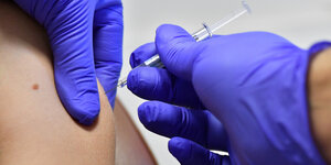 Eine Patientin lässt sich in einer Polyklinik gegen Grippe impfen