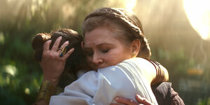 General Leia Organa (Carrie Fisher) und Rey (Daisy Ridley) in einer Szene des Films „Star Wars: Episode IX - The Rise of Skywalker“