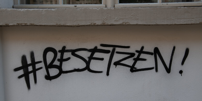 Jemand hat die kurze Forderung "#Besetzen!" an eine Wand gesprüht