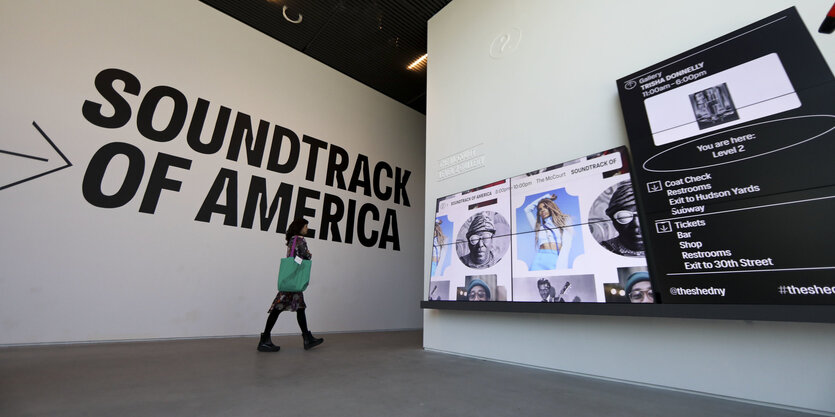 Hinweis "Soundtrack of America" an der Wand