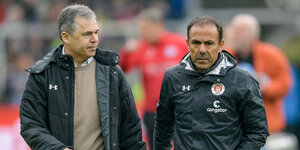 St. Paulis Trainer Jos Luhukay und der Interims-Sportdirektor Andreas Rettig betreten das Stadion.