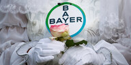 Protest: verkleidete Braut und Bayer-Logo