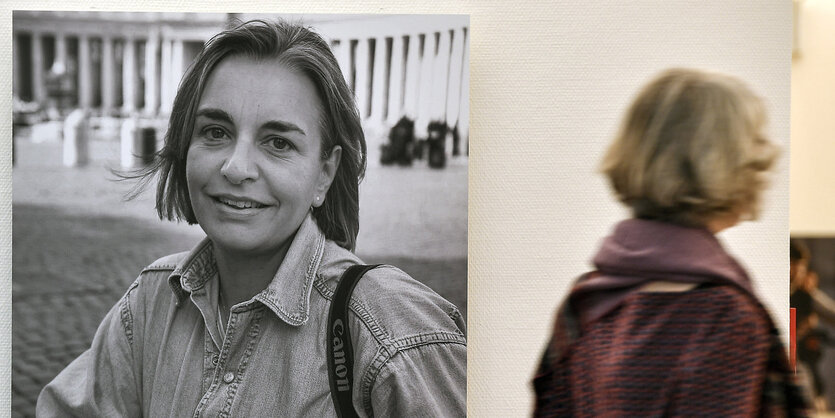 Ein Portrait in einer Ausstellung zeigt Anja Niedringhaus