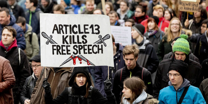 Eine Demo, auf einem Schild steht article 13 kills free speech, also Artikel 13 tötet die Redefreiheit