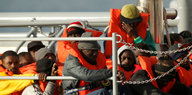 Flüchtlinge sitzen an Bord des Seenotrettungsschiffs „Alan Kurdi“