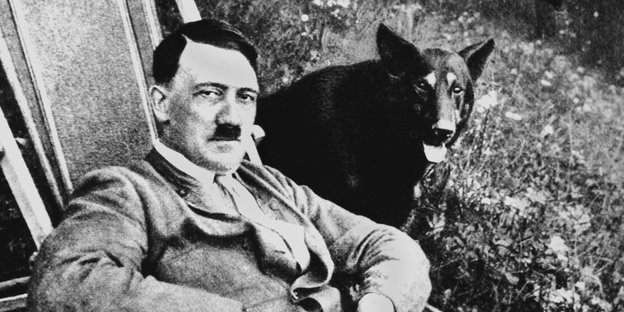 Schwarz-weiß-Foto, Hitler sitzend mit Hunde