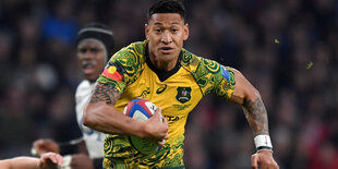 Israel Folau sprintet im gelben Trikot mit einem Rugby-Ball unter dem Arm über das Feld