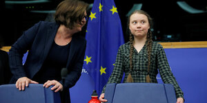 Greta Thunberg steht vor einem Stuhl im EU-Parlament