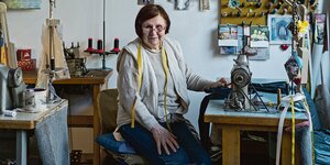 Dde Schneiderin Marica Grosinic in ihrem Schöneberger Geschäft an der Nähmaschine sitzend