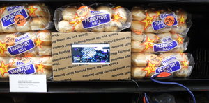 Eingepackte Hot-Dog-Brötchen im Regal in einem New Yorker Supermarkt